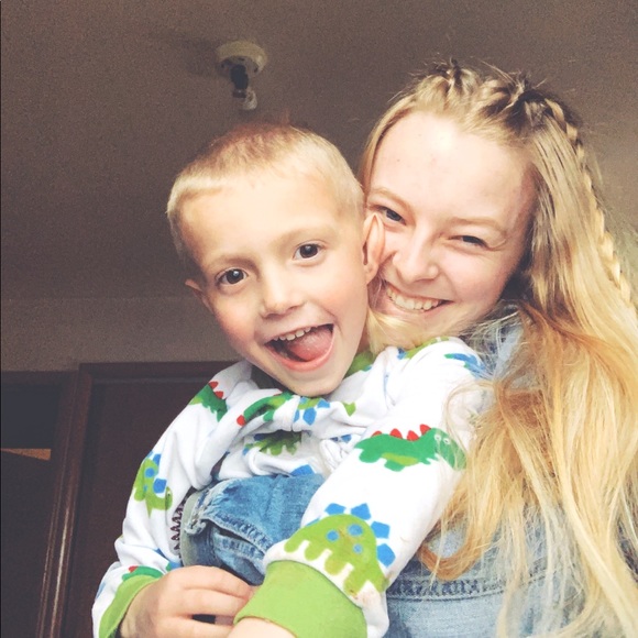 Meet your Posher, Alexis - Picture 2 of 5